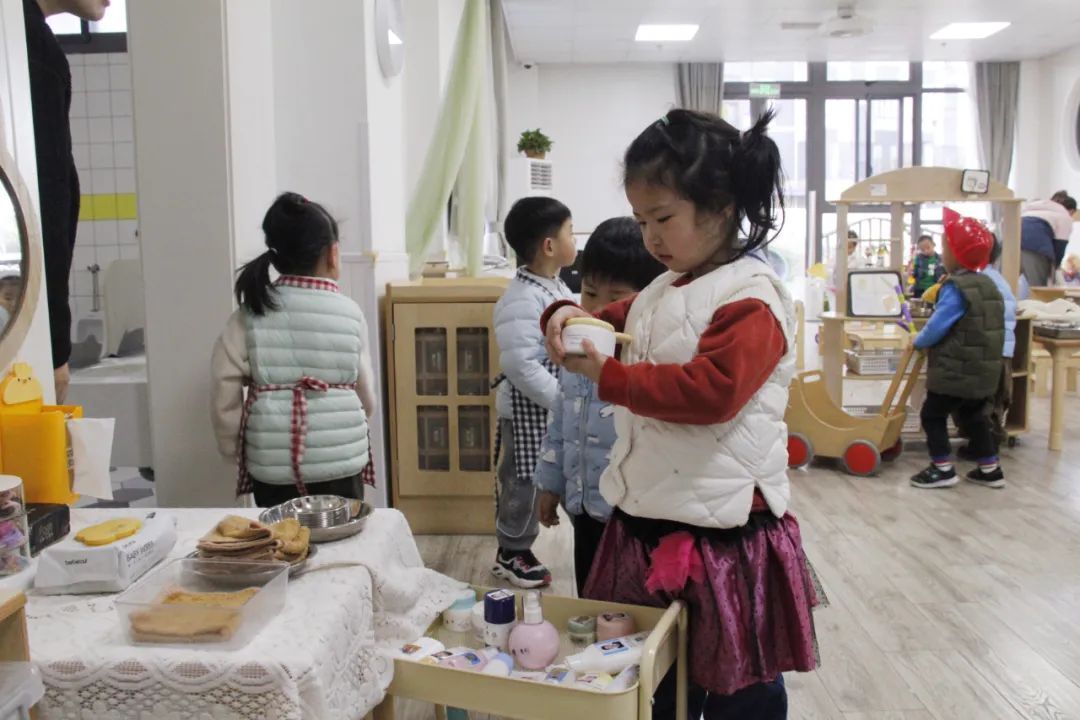 嘉定幼儿园应对寒潮：温暖小城堡呵护孩子，供暖设备与热水恒温保障  第1张