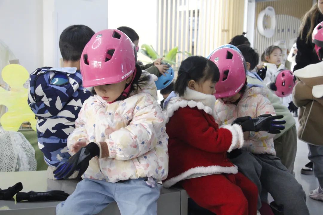 嘉定幼儿园应对寒潮：温暖小城堡呵护孩子，供暖设备与热水恒温保障  第2张