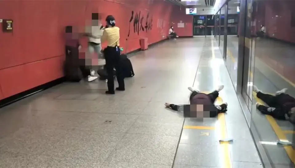 广州地铁肢体冲突事件：伤情无大碍 警方介入调查 年轻男女与中老年人冲突细节曝光  第1张