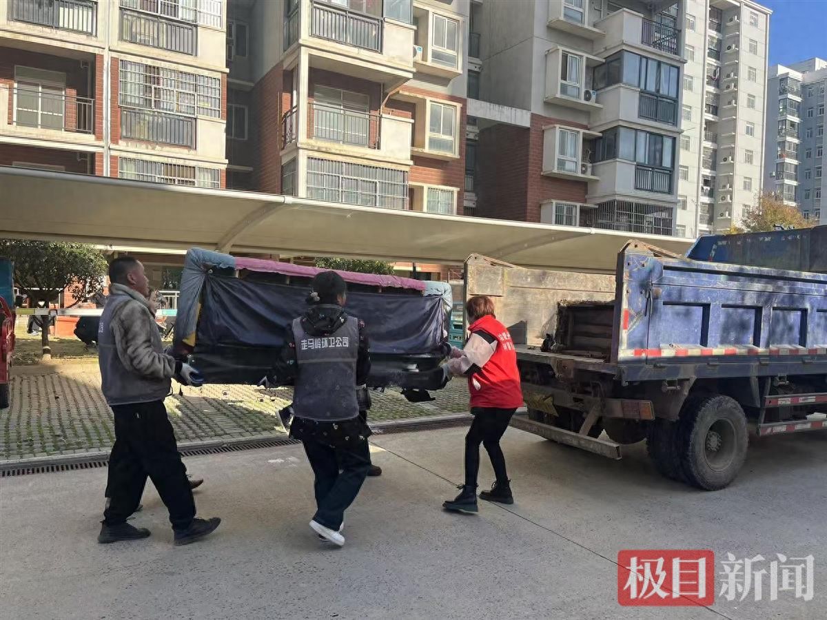 武汉市东西湖区走马岭街道开展大件垃圾专项回收服务，居民赞不绝口  第1张
