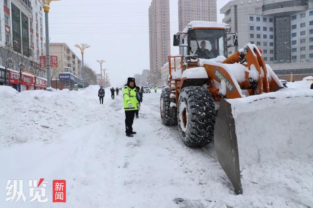 黑龙江鹤岗市遭遇特大暴雪，市区积雪深度达49厘米，全市交通和学校受影响  第2张