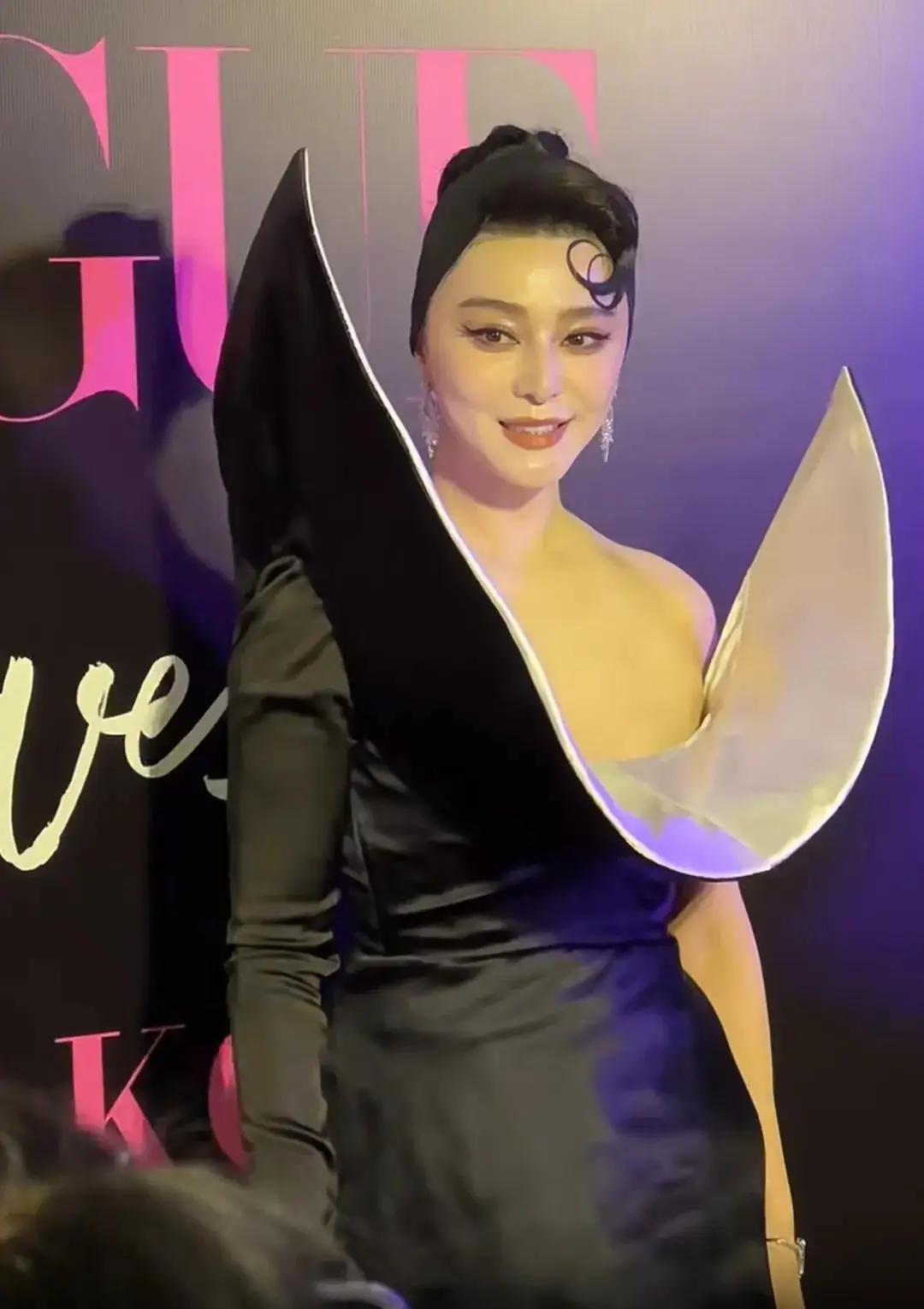港版VOGUE五周年庆典：范冰冰惊艳亮相，挑战立体黑色礼服展现独特魅力  第2张