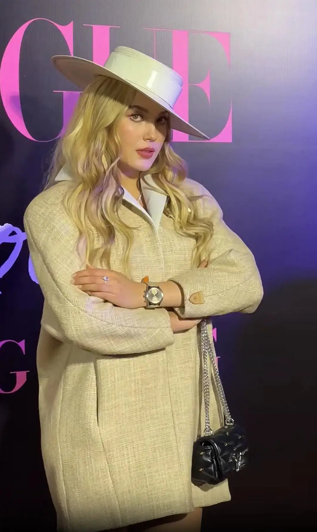 港版VOGUE五周年庆典：范冰冰惊艳亮相，挑战立体黑色礼服展现独特魅力  第3张
