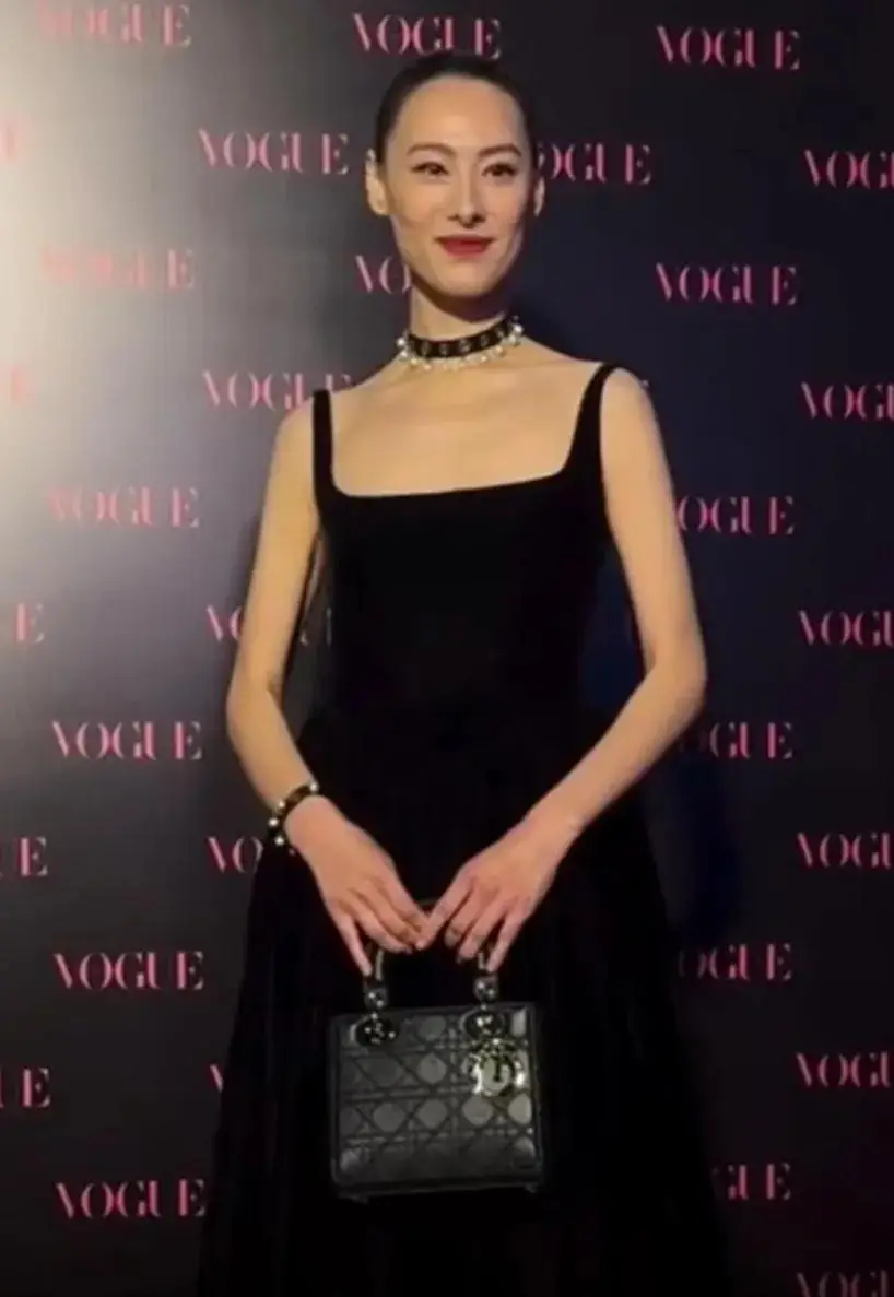 港版VOGUE五周年庆典：范冰冰惊艳亮相，挑战立体黑色礼服展现独特魅力  第8张