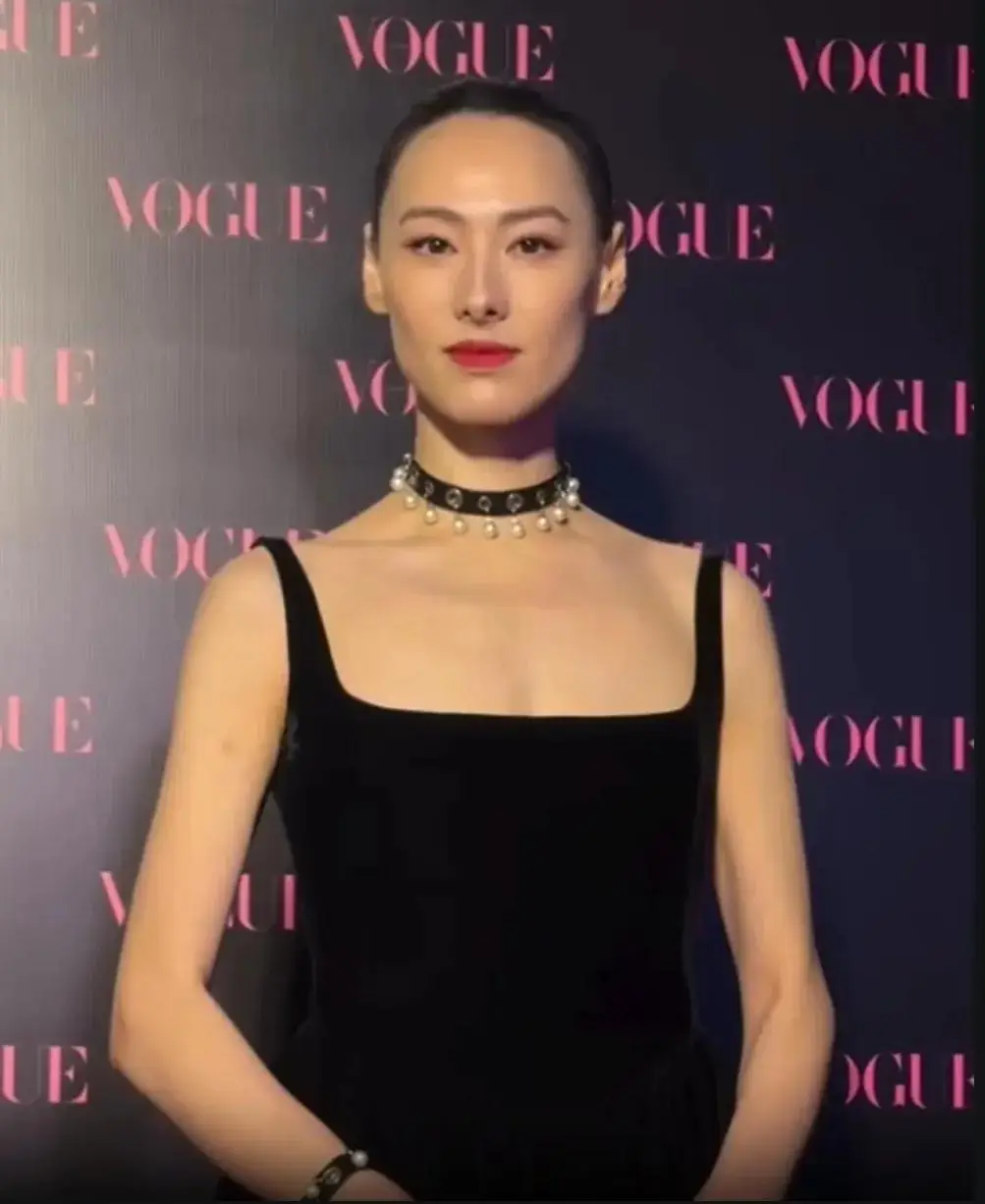 港版VOGUE五周年庆典：范冰冰惊艳亮相，挑战立体黑色礼服展现独特魅力  第9张