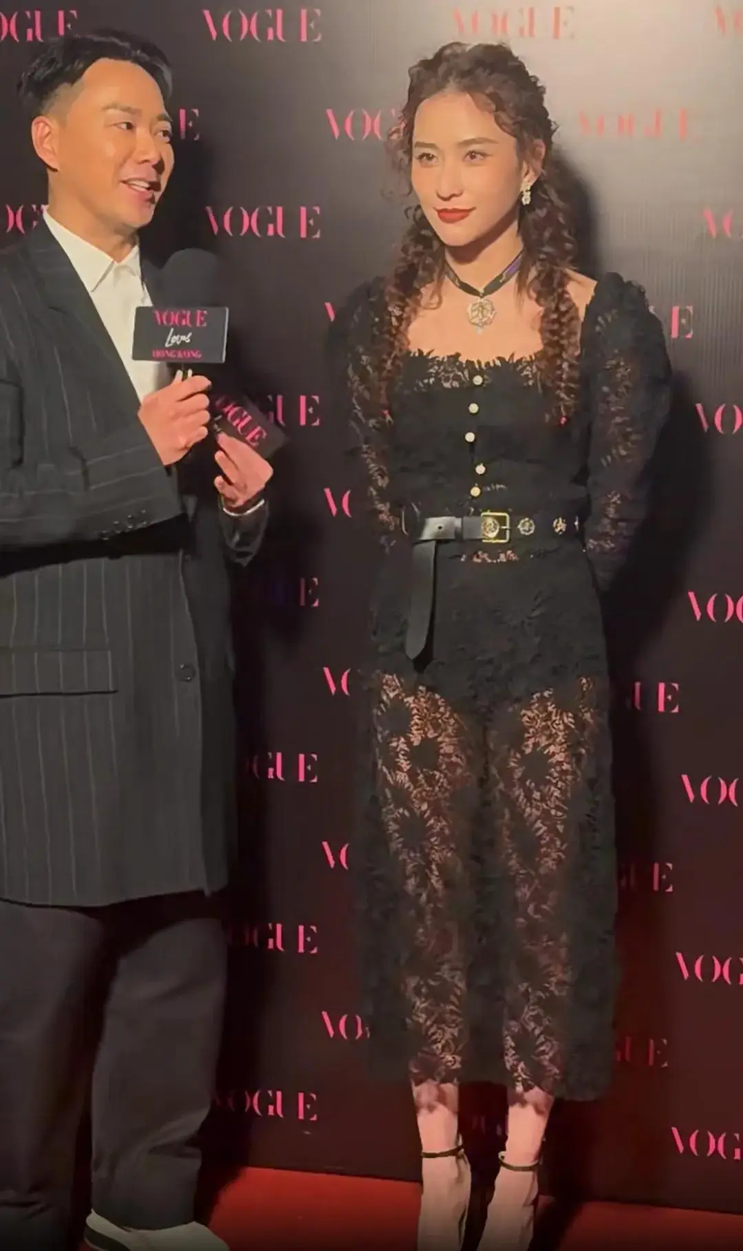 港版VOGUE五周年庆典：范冰冰惊艳亮相，挑战立体黑色礼服展现独特魅力  第10张