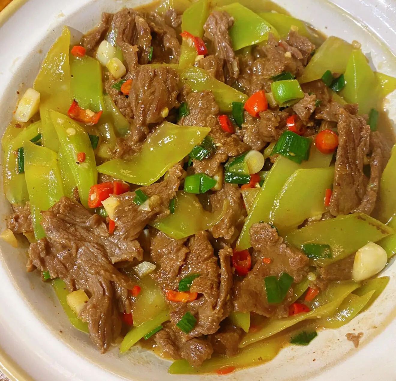 干煸牛肉与莴苣炒牛肉的完美结合：家常美味做法大公开  第2张
