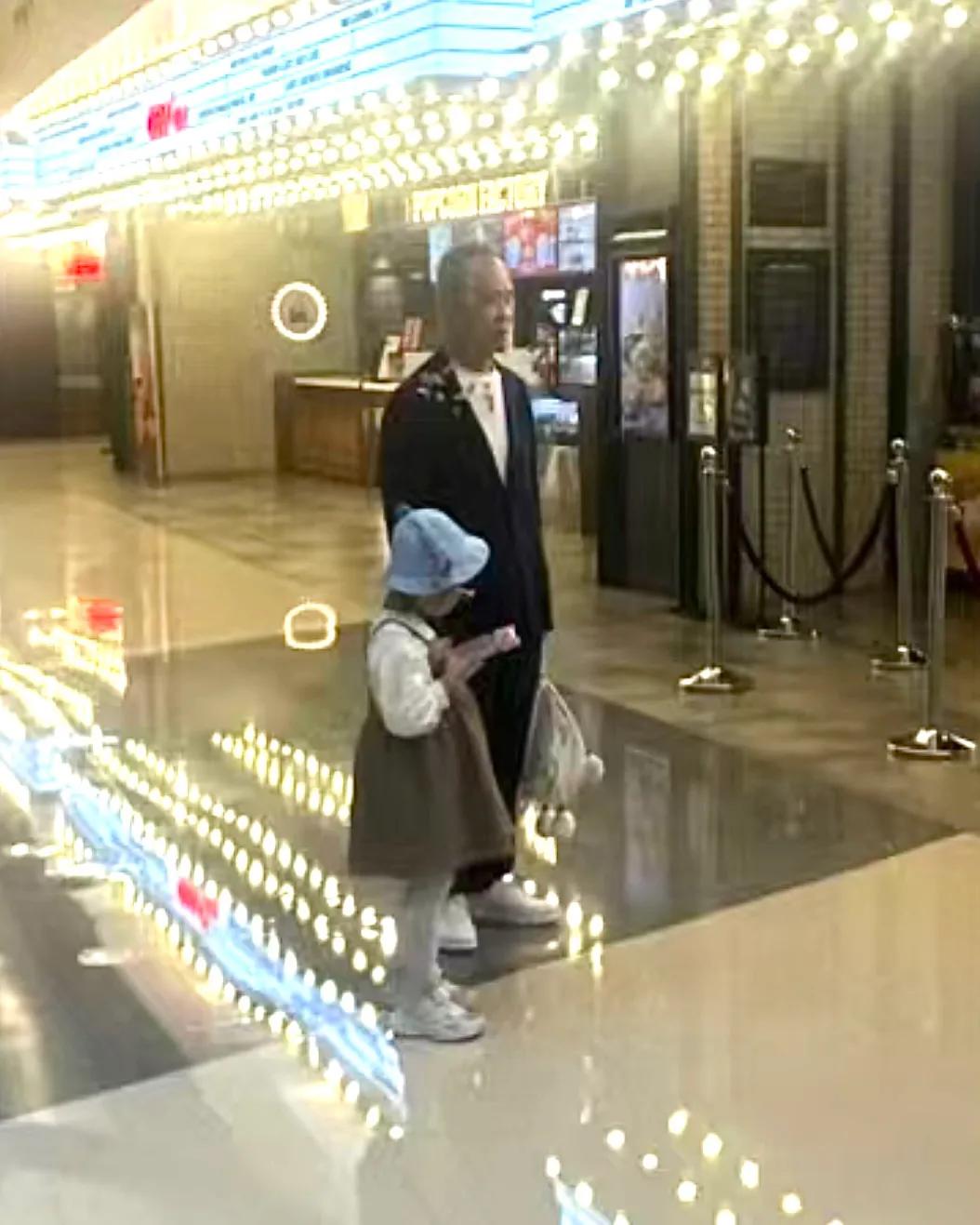 王石田朴珺夫妇带3岁女儿现身电影院，父女亲密互动温馨画面曝光  第2张