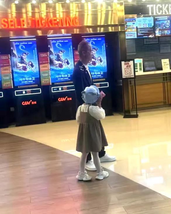王石田朴珺夫妇带3岁女儿现身电影院，父女亲密互动温馨画面曝光  第3张