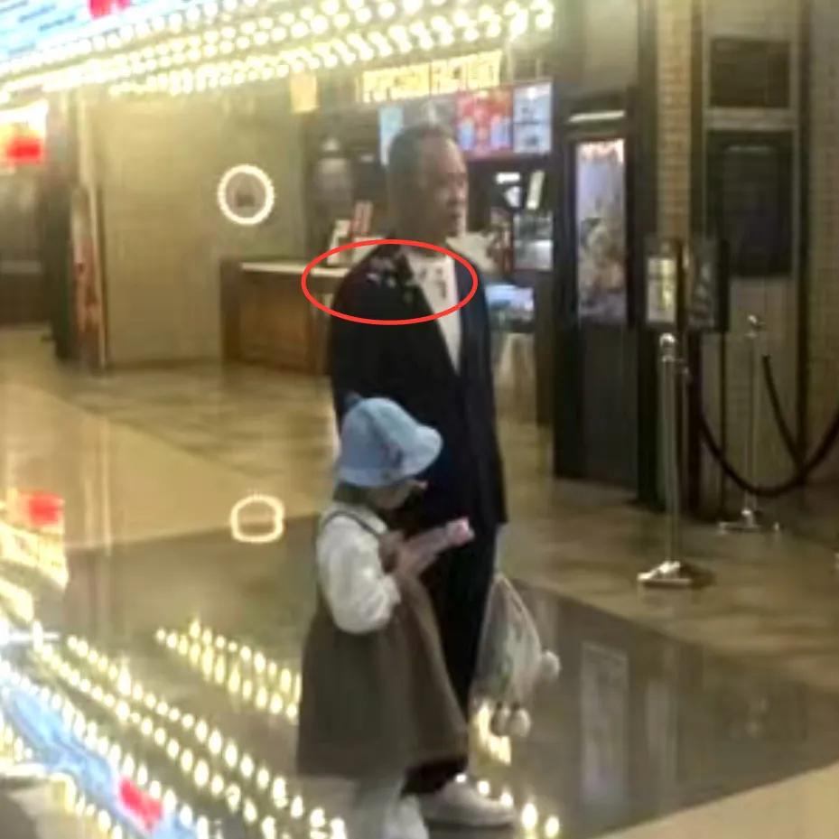 王石田朴珺夫妇带3岁女儿现身电影院，父女亲密互动温馨画面曝光  第4张