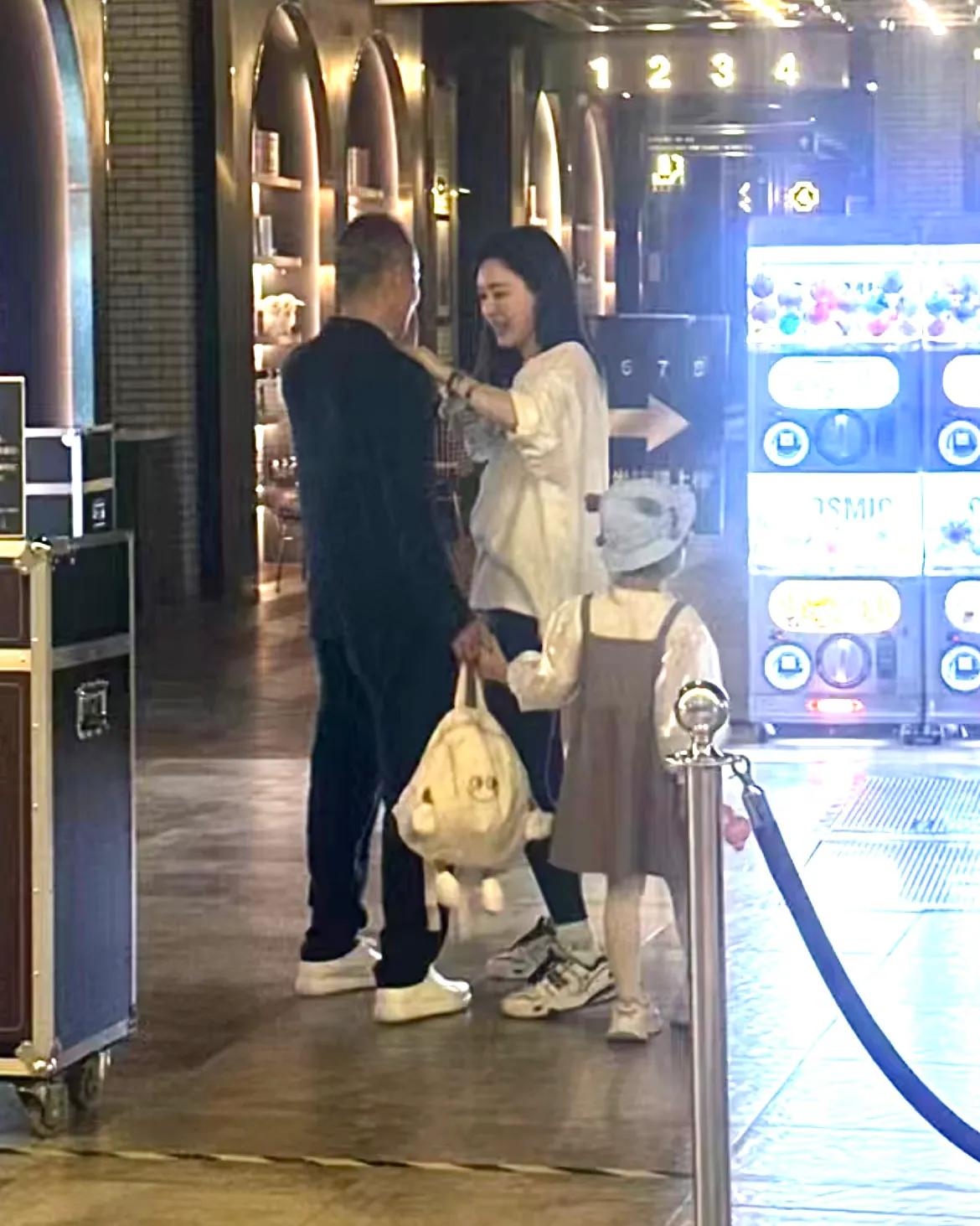王石田朴珺夫妇带3岁女儿现身电影院，父女亲密互动温馨画面曝光  第5张