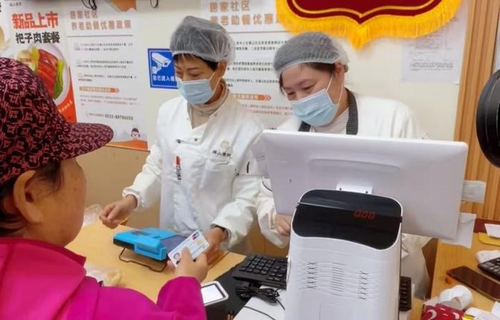 山东青岛福山社区助老食堂：社保卡便捷就餐，温馨服务老人  第1张