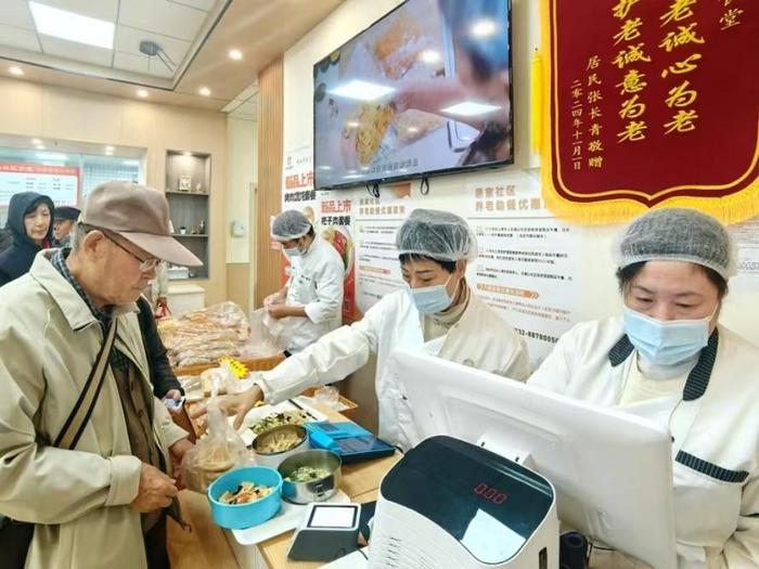 山东青岛福山社区助老食堂：社保卡便捷就餐，温馨服务老人  第2张