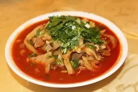 民勤人钟爱的羊头肉与羊蹄制作过程详解：从羊毛处理到美味佳肴  第1张