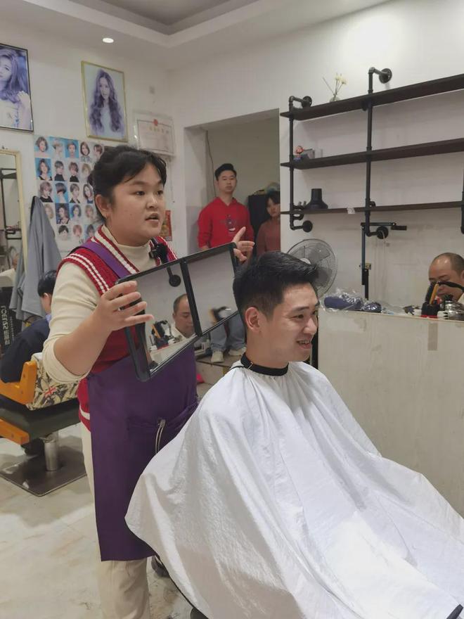 湖南怀化理发师晓华爆火两周后，顾客挤爆店门，微分碎盖成热门发型  第5张