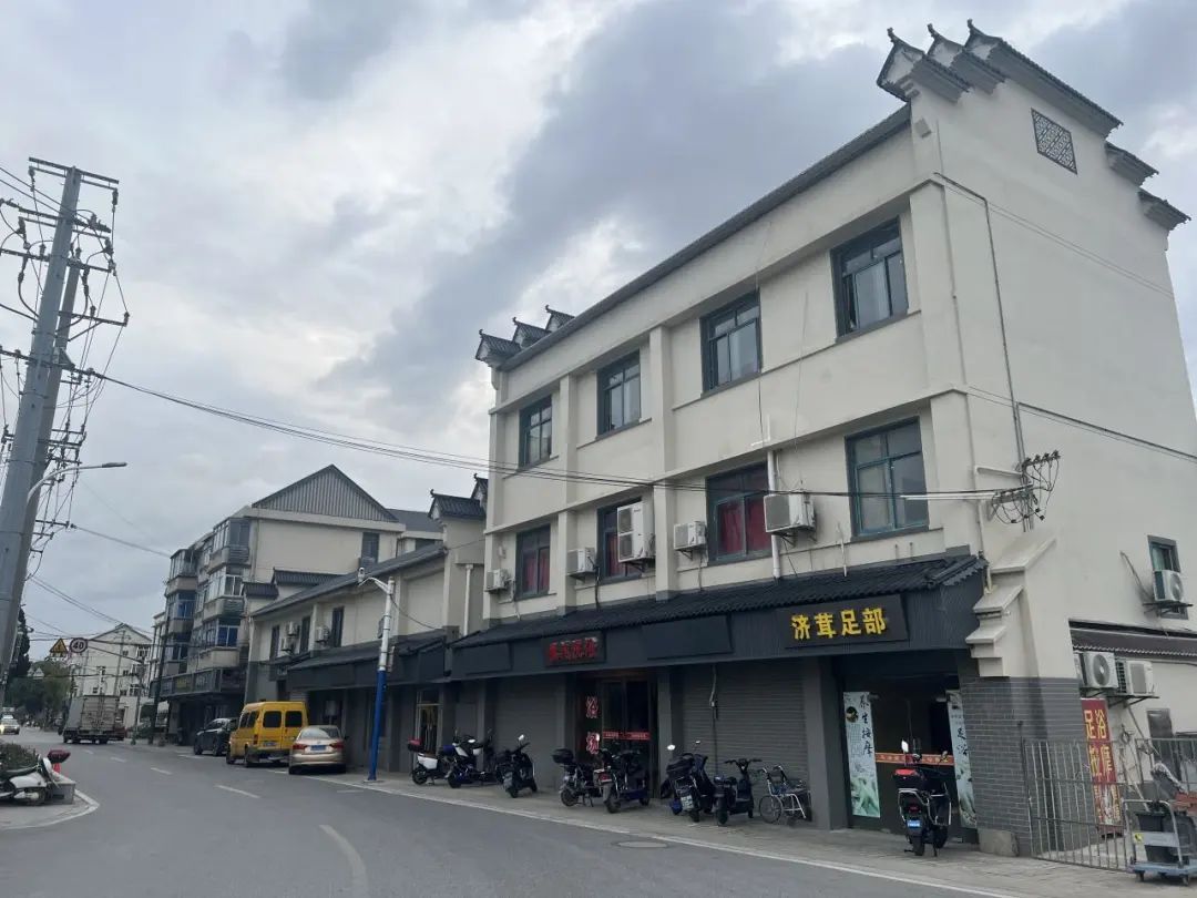 叶榭镇中原社区济众路房屋修缮工程竣工，提升市容市貌与居民安全  第3张