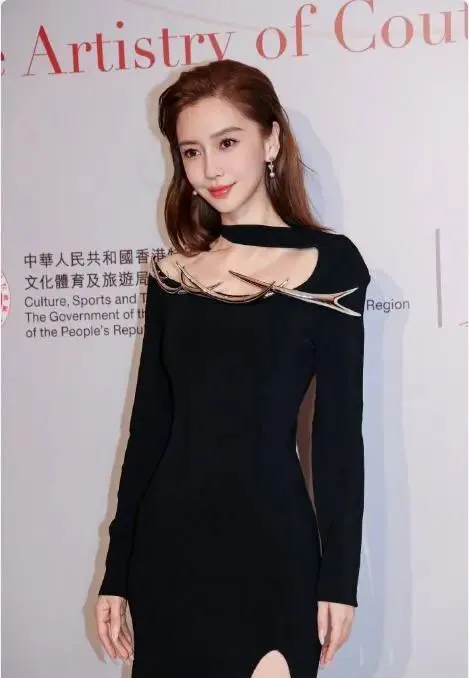 Baby杨颖香港活动惊艳亮相，消瘦身姿与优雅气质并存  第1张