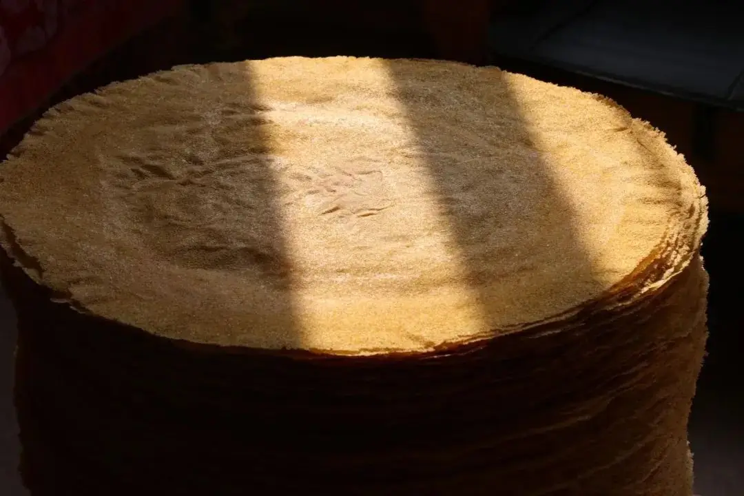 山东美食代表：煎饼卷大葱的独特魅力与历史传承  第1张