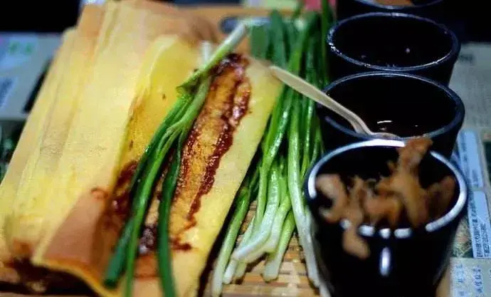 山东美食代表：煎饼卷大葱的独特魅力与历史传承  第11张