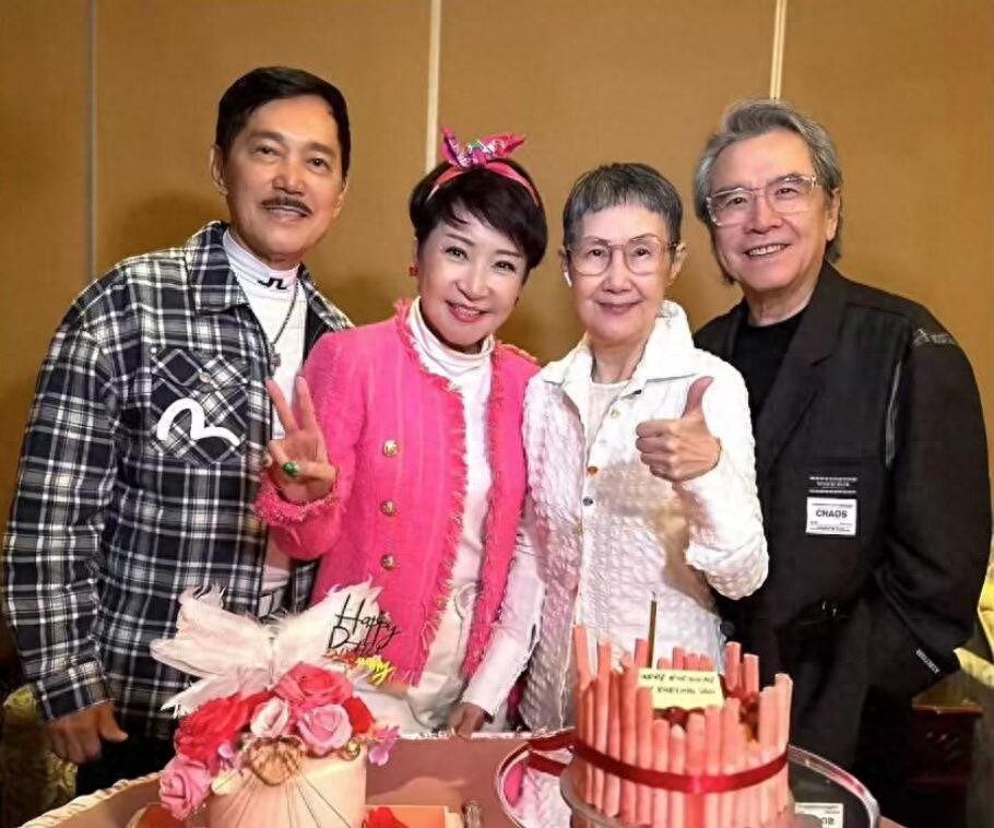 狄波拉73岁生日庆典：与前夫谢贤比心合照，现任老公甜蜜秀恩爱  第1张