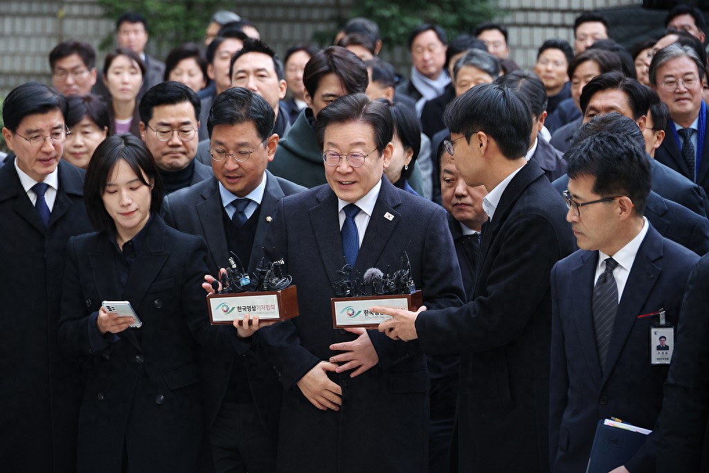 韩国最大在野党党首李在明伪证案一审无罪，选举法案被判监禁，政局充满变数  第1张