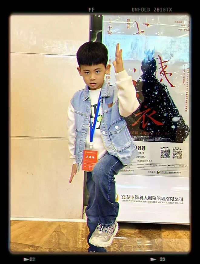 秋瓷炫带儿子探班于晓光话剧剧组，展现家庭温馨与支持  第4张