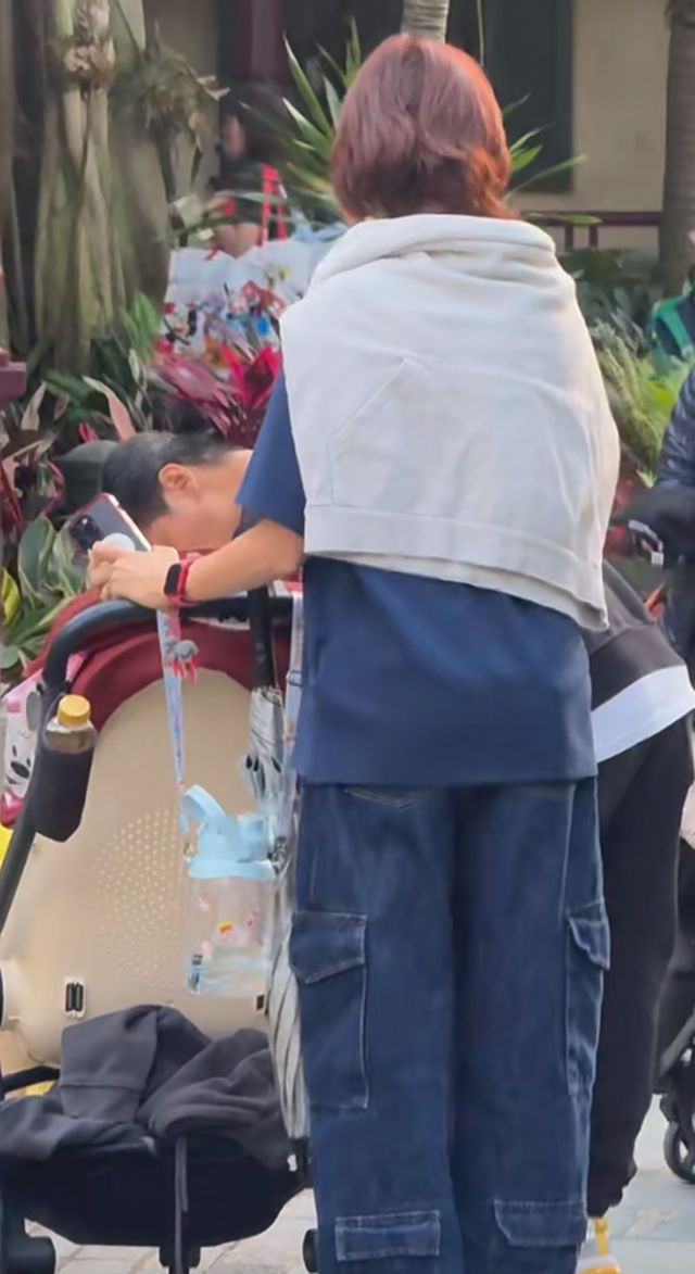 蔡少芬张晋带儿子香港迪士尼游玩，朴素穿搭接地气，恩爱如初家庭氛围温馨  第2张
