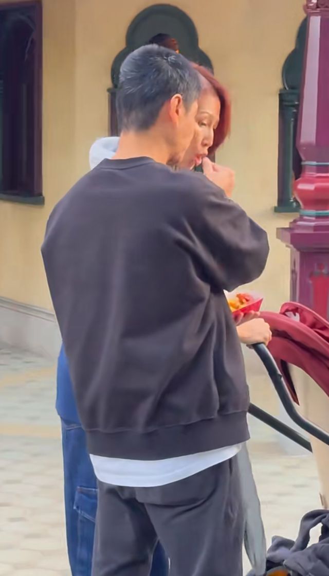蔡少芬张晋带儿子香港迪士尼游玩，朴素穿搭接地气，恩爱如初家庭氛围温馨  第3张