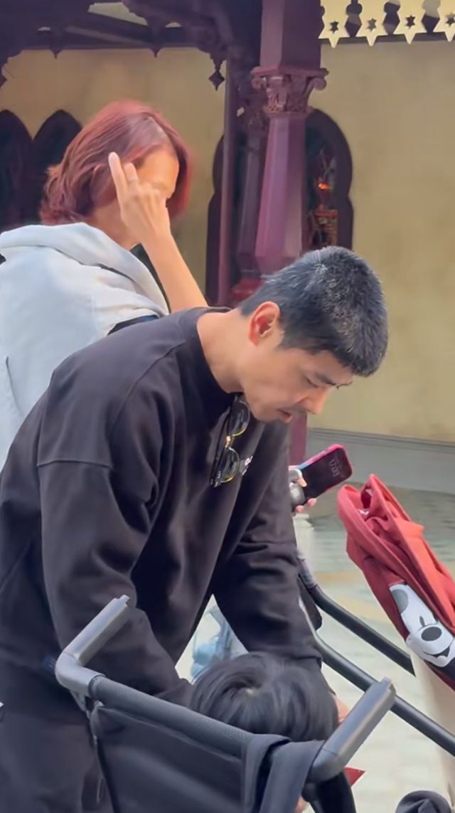 蔡少芬张晋带儿子香港迪士尼游玩，朴素穿搭接地气，恩爱如初家庭氛围温馨  第4张