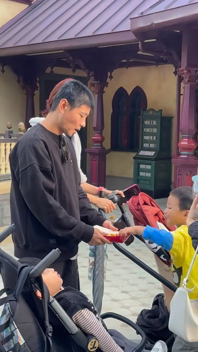 蔡少芬张晋带儿子香港迪士尼游玩，朴素穿搭接地气，恩爱如初家庭氛围温馨  第5张
