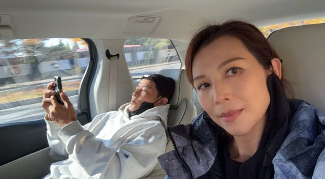 蔡少芬张晋带儿子香港迪士尼游玩，朴素穿搭接地气，恩爱如初家庭氛围温馨  第7张