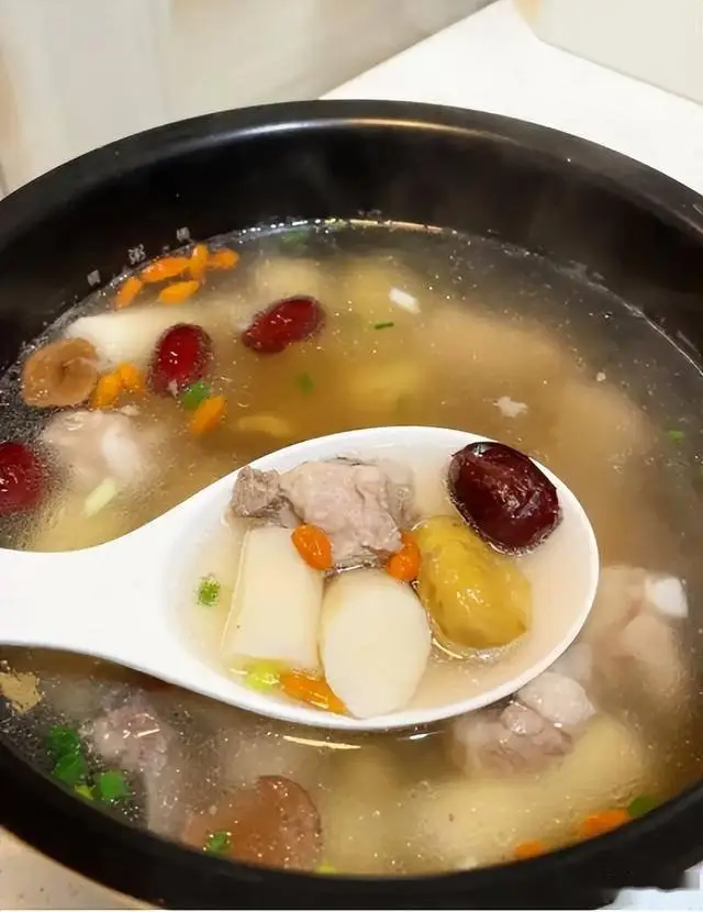 小雪节气后如何通过饮食调理增强体质，抵御寒冷：莲子山药板栗排骨汤的制作方法  第3张