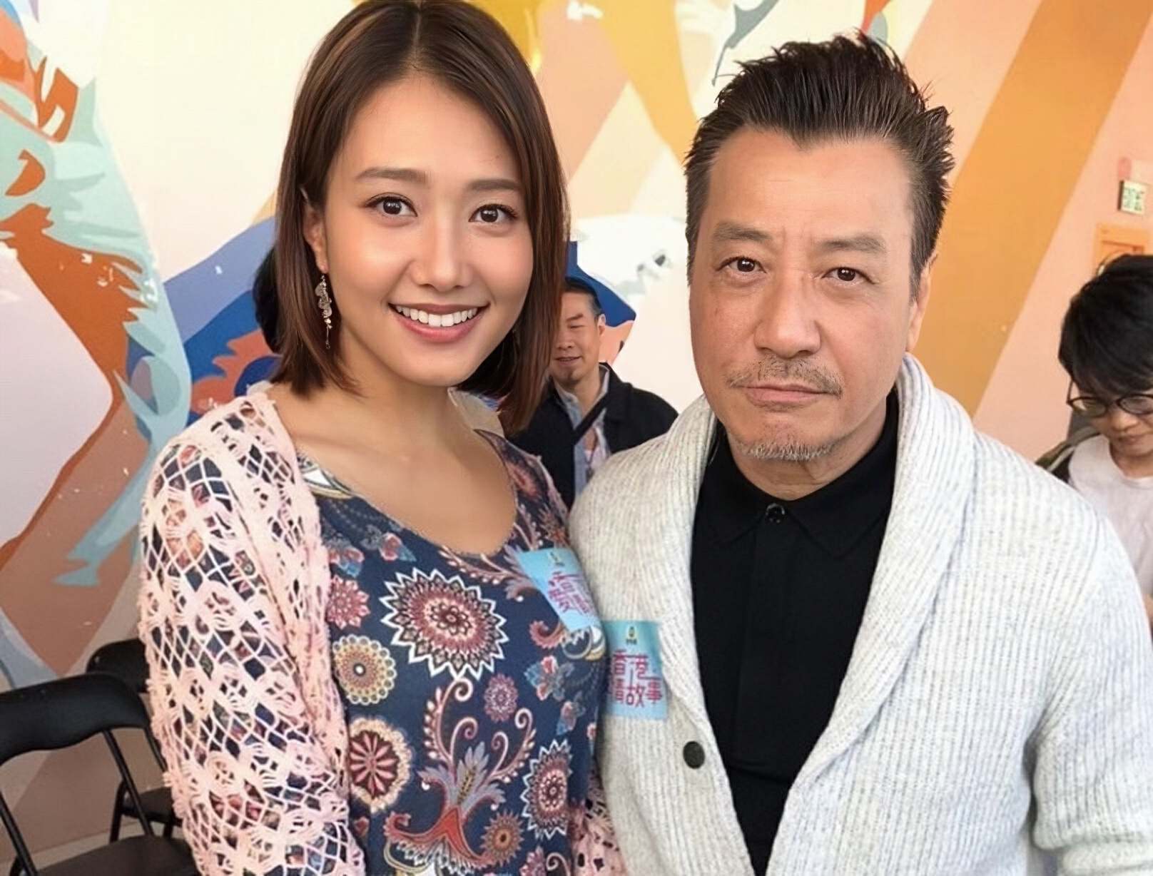 香港TVB老戏骨石修77岁生日，冻龄男神与家人共度温馨时光  第5张