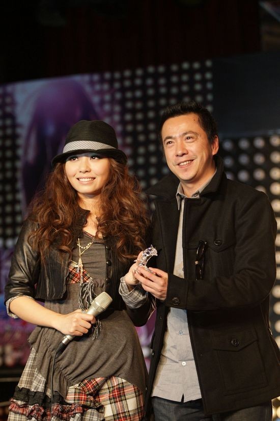 张靓颖与冯柯的悲情婚姻：从酒吧驻唱到人财两空，现男友的救赎能否改变命运？  第21张