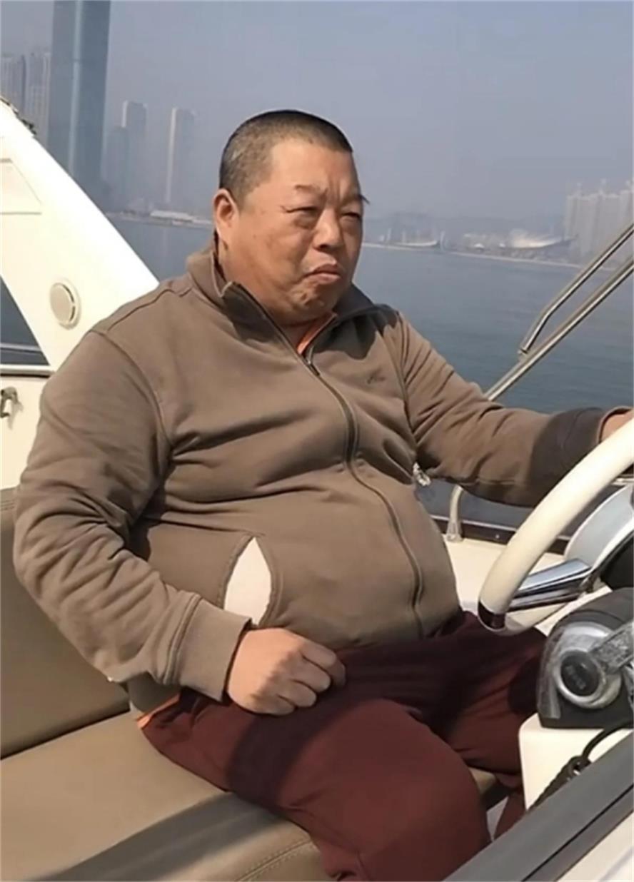臧天朔墓地现状揭秘：离世六年，忠实粉丝仍献花，生前好友渐遗忘  第2张