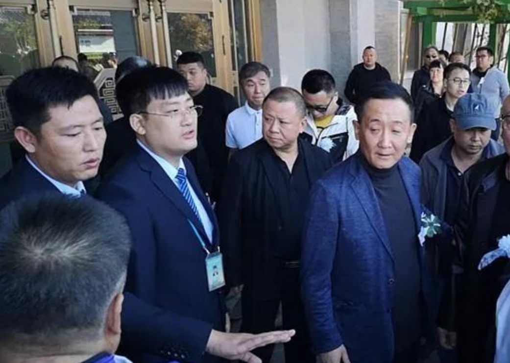 臧天朔墓地现状揭秘：离世六年，忠实粉丝仍献花，生前好友渐遗忘  第3张