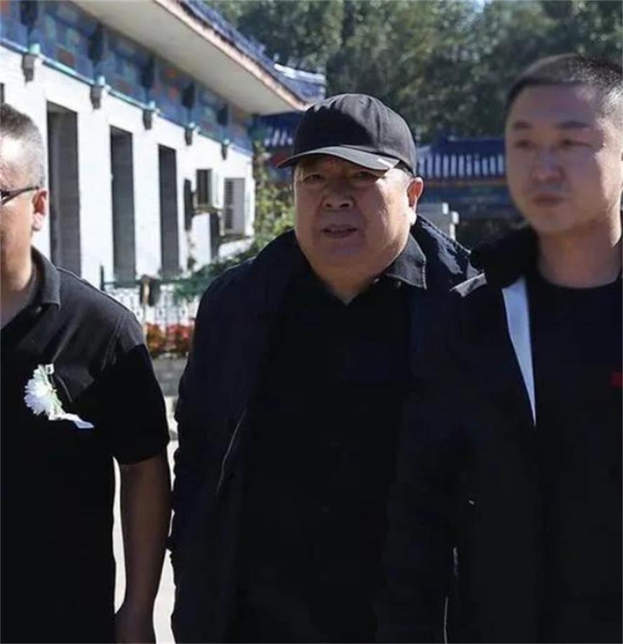 臧天朔墓地现状揭秘：离世六年，忠实粉丝仍献花，生前好友渐遗忘  第5张