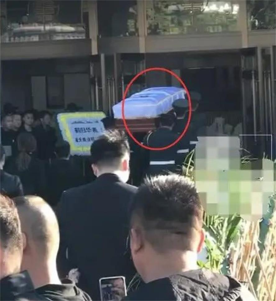 臧天朔墓地现状揭秘：离世六年，忠实粉丝仍献花，生前好友渐遗忘  第7张
