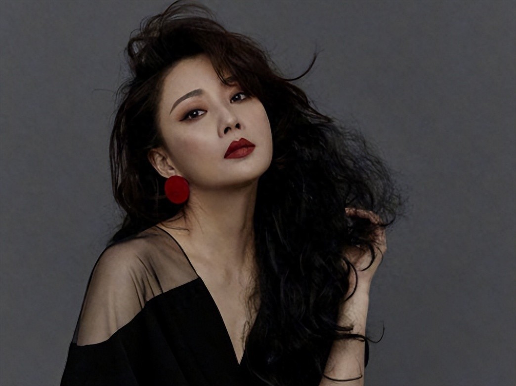 殷桃的性感身材与美人痣：娱乐圈的绝美代表  第1张