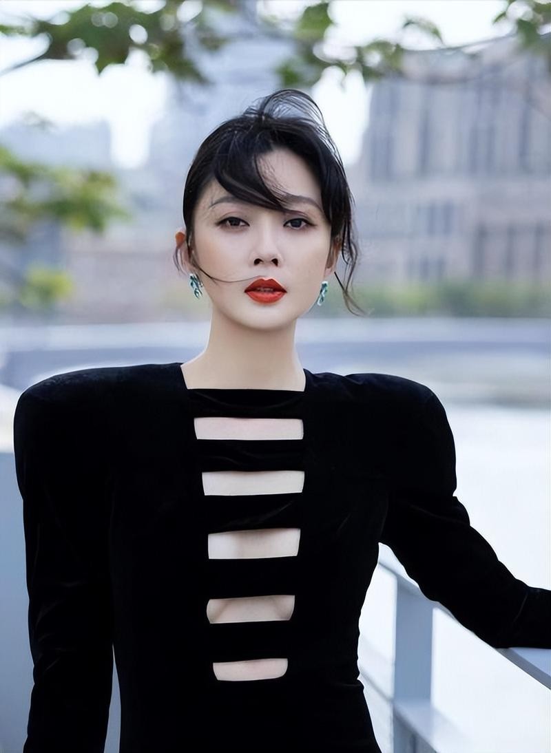 殷桃的性感身材与美人痣：娱乐圈的绝美代表  第11张