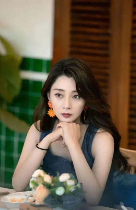 殷桃的性感身材与美人痣：娱乐圈的绝美代表  第6张