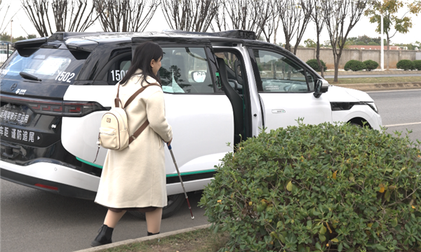 盲人女孩体验萝卜快跑无人车无障碍功能升级，独立出行成现实  第1张