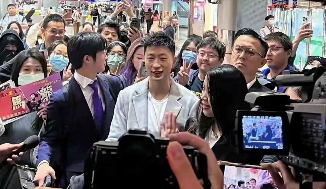 巴黎奥运会后马龙人气爆棚，台湾行展现运动风与西装魅力  第10张