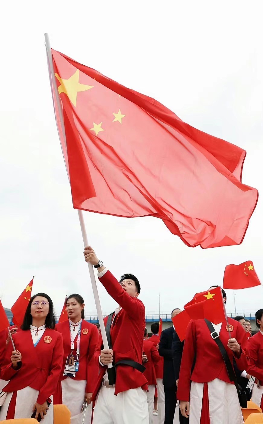 巴黎奥运会后马龙人气爆棚，台湾行展现运动风与西装魅力  第3张
