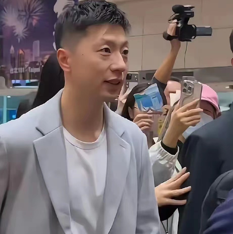 巴黎奥运会后马龙人气爆棚，台湾行展现运动风与西装魅力  第6张