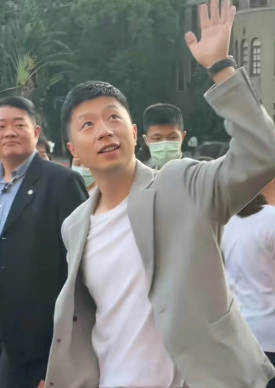 巴黎奥运会后马龙人气爆棚，台湾行展现运动风与西装魅力  第7张