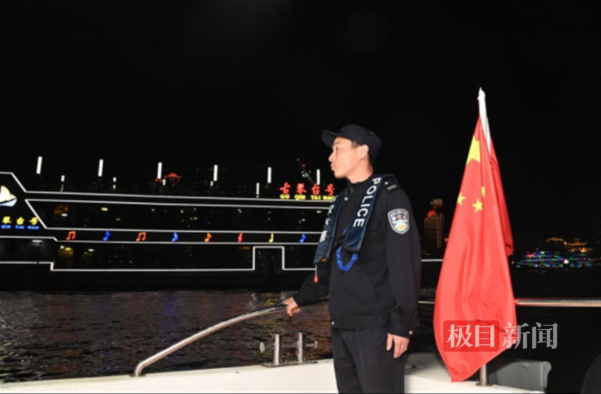 武汉水警护航轮渡，确保游客安全，提升旅游体验  第2张