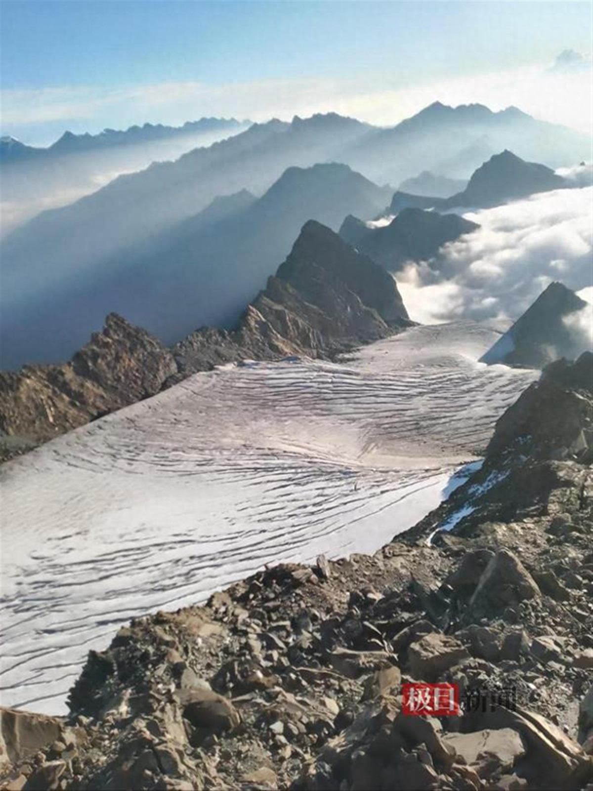 尼色峨雪山登山队伍遭遇雪崩，10余名登山者被困，救援行动展开  第1张