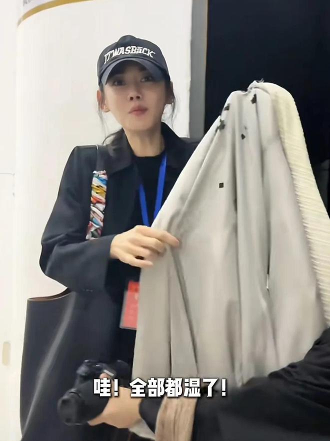 秋瓷炫探班于晓光，全身湿透尽显模范夫妻情深，40岁高龄产子不离婚的背后故事  第4张