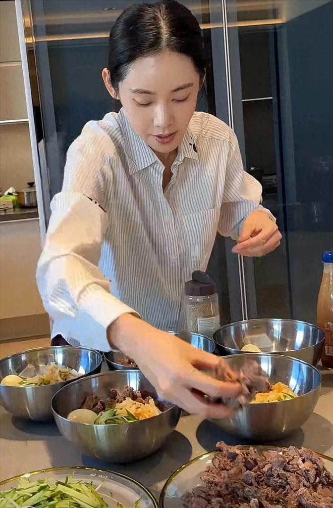 秋瓷炫探班于晓光，全身湿透尽显模范夫妻情深，40岁高龄产子不离婚的背后故事  第6张